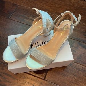 NWT Size 7.5 Silver Glitter low Pump